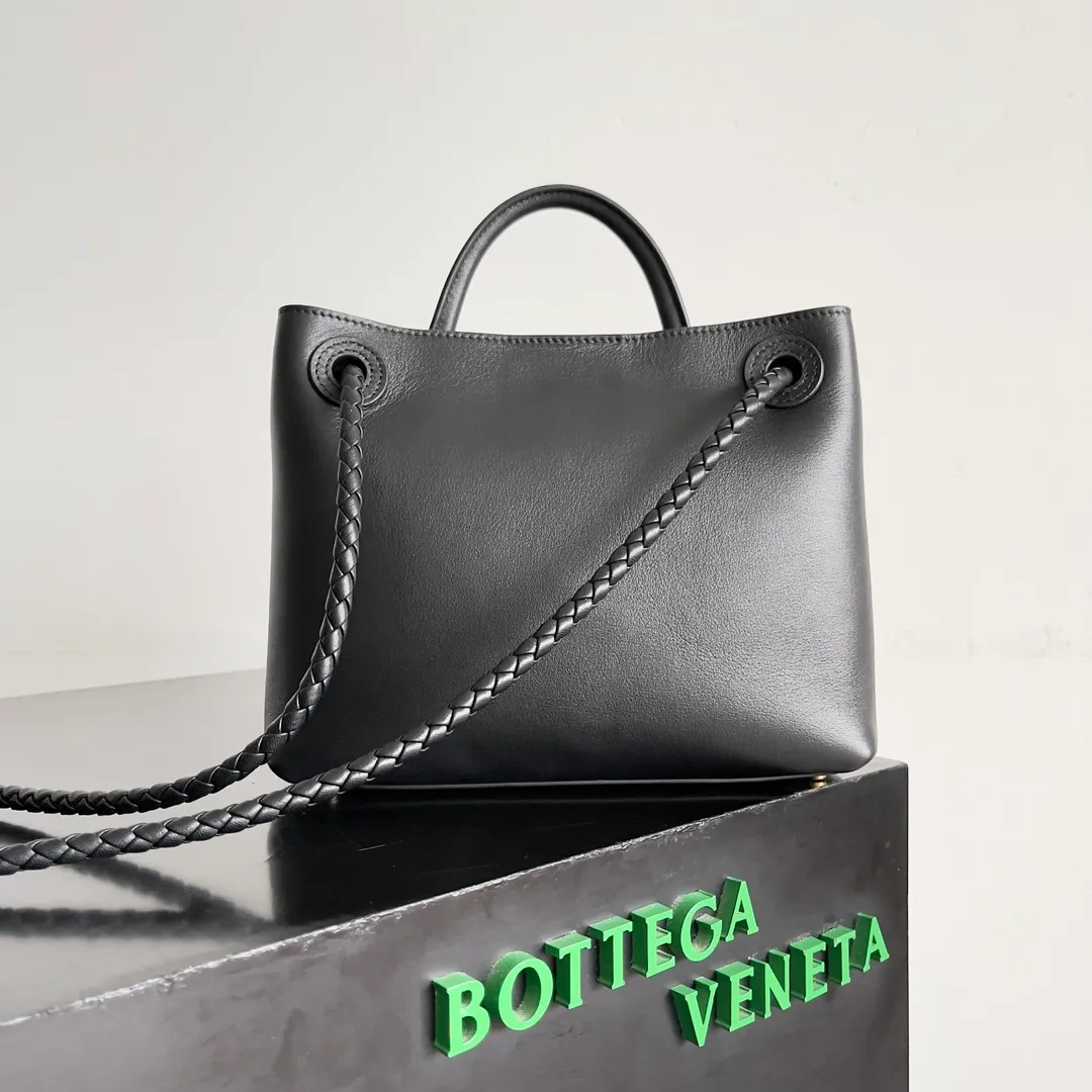 Batch 2160 BV The all-leather Andiamo is new, a very casual splayed buckle bag, which also means that its weight is very light, which greatly reduces our burden when going out for shopping. It can be carried cross-body, hand-held, or carried under the armpit. Taking into account the different backpacking habits of people, the simple design brings us more inspiration. Matched with various keychains and dolls, it will become the finishing touch in the outfit. Medieval style and modern style can also be perfectly blended🫧🫧 Style number: 810213 Size: 25*22*10.5cm